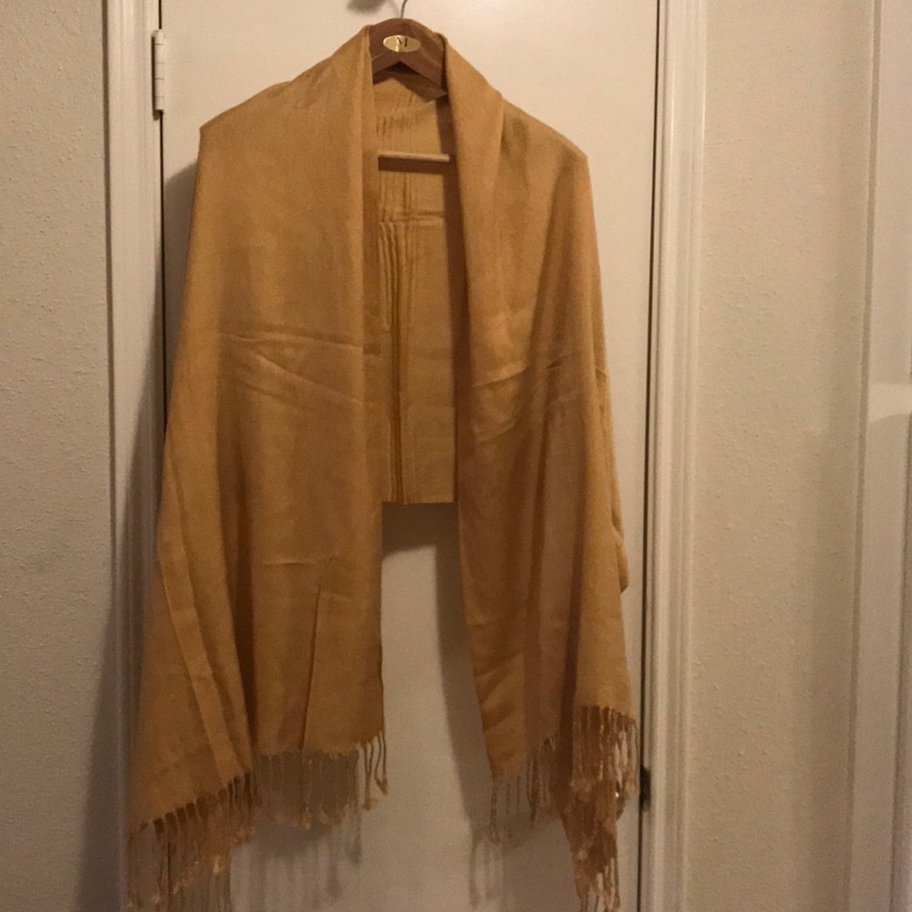 Gold shoulder wrap.